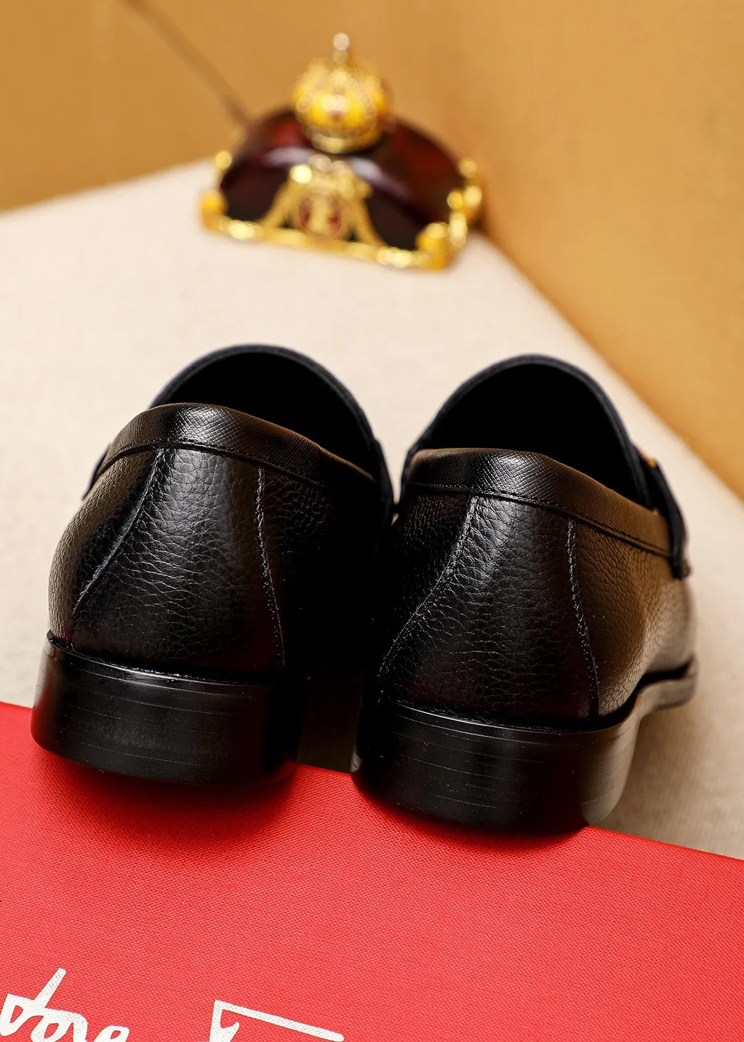 Men's shoes 💰480💐 Product trademark: Ferragamo "Ferragamo" casual leather shoes Regular size: 38-44 (45.46🉑️customized) Product materials: Selected imported first-layer pebbled cowhide leather upper + luxury hardware buckle, imported water-dyed cowhide leather lining. Strong three-dimensional visual effect, original outsole color: 2 colors available